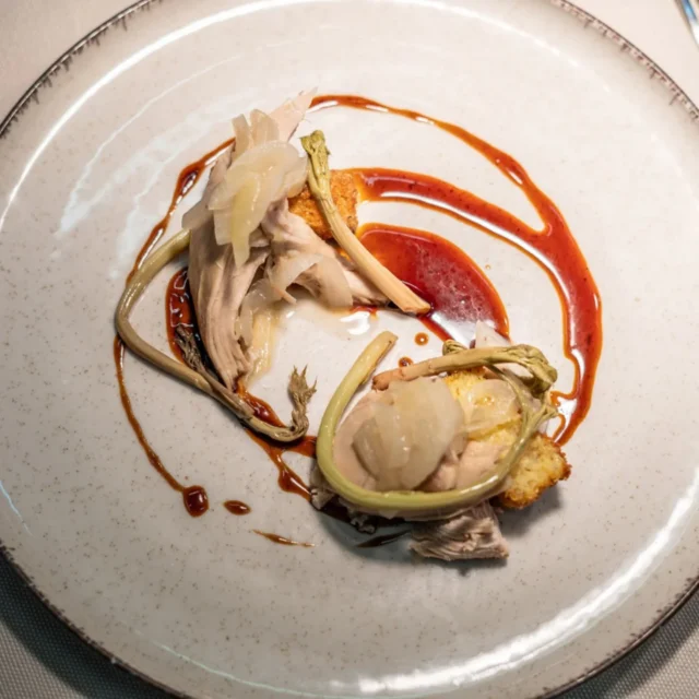 ANTIPASTO
Gallina nostrana in saor, polenta arrostita, luppolo fermentato e fondo vegetale.
Foto: Germano Fedriga @fger69 
#alresù #ristorantealresù #valcamonica #vallecamonica #primavera #antipasti #saor #osterieditalia #osterieditalia2025 #slowfooditalia #slowfood #mangiarbene #chiocciolaslowfood #innovazioneculinaria