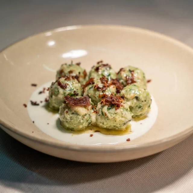 PRIMO
Soffici di verza e patate, crema di ricotta, speck d'oca e burro nocciola alla salvia.
Foto: @fger69
#alresù #ristorantealresù #alimurgia #valledilozio #valcamonica #vallecamonica #cucinastagionale #stagionalità #primavera #osterieditalia2025 #osterieditalia #mangiarbene #primipiatti #chiocciolaslowfood #slowfood #slowfooditalia